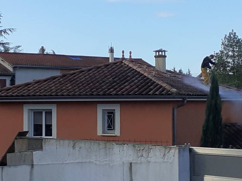 Redonner de la valeur à votre maison en nettoyant vos tuiles dans l'ouest Lyonnais