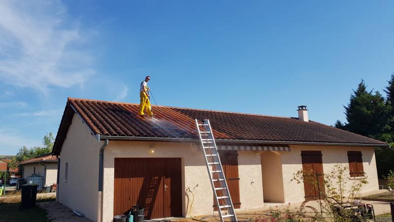 Nettoyage Traitement de toiture  sur tuile terre cuite à Bully dans l'ouest Lyonnais