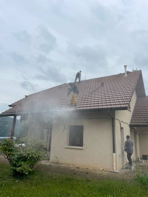 Lavage  et Traitement de la toiture sur Charbonnières-les-Bains